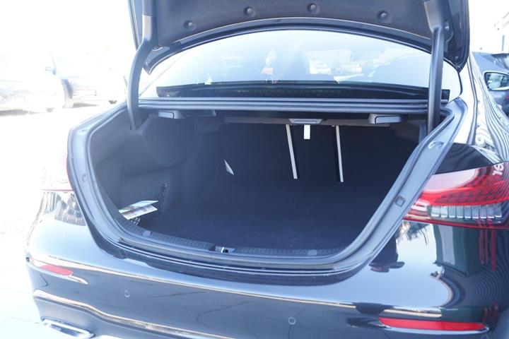 Sort Mercedes E220 d fra 2022