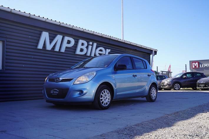 Blå Hyundai i20 fra 2010