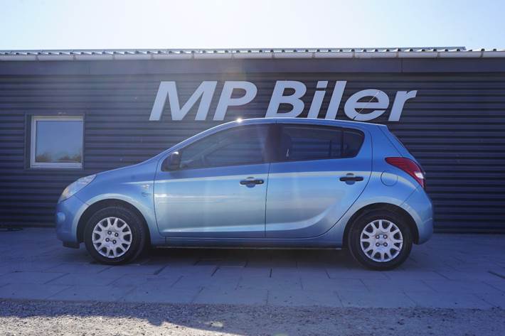 Blå Hyundai i20 fra 2010