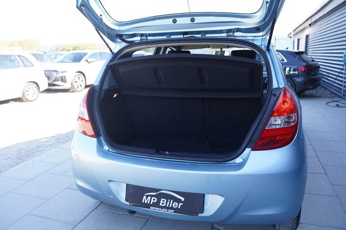 Blå Hyundai i20 fra 2010