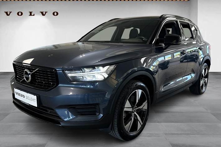 Blå Volvo XC40 fra 2022 set udefra