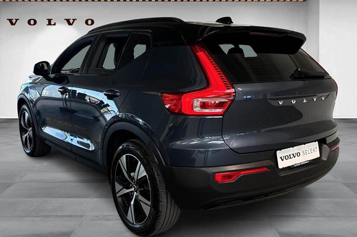 Blå Volvo XC40 fra 2022