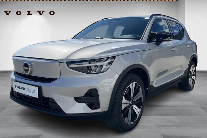 Sølv Volvo XC40 fra 2023 set udefra