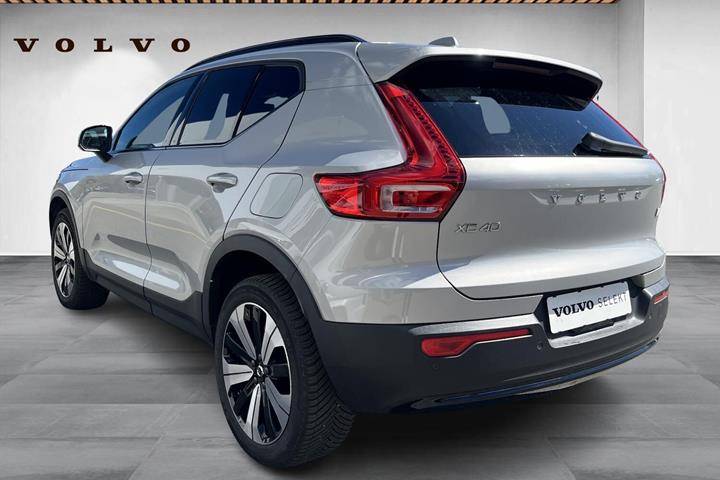 Sølv Volvo XC40 fra 2023