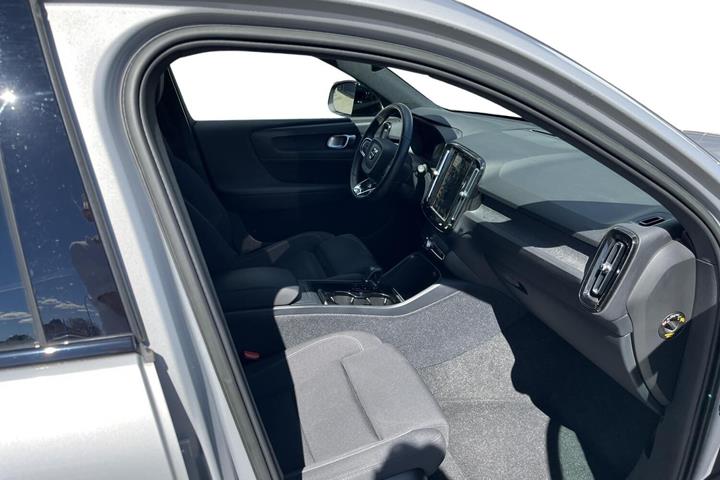 Sølv Volvo XC40 fra 2023