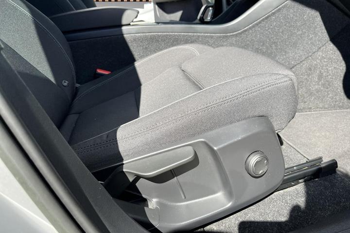 Sølv Volvo XC40 fra 2023