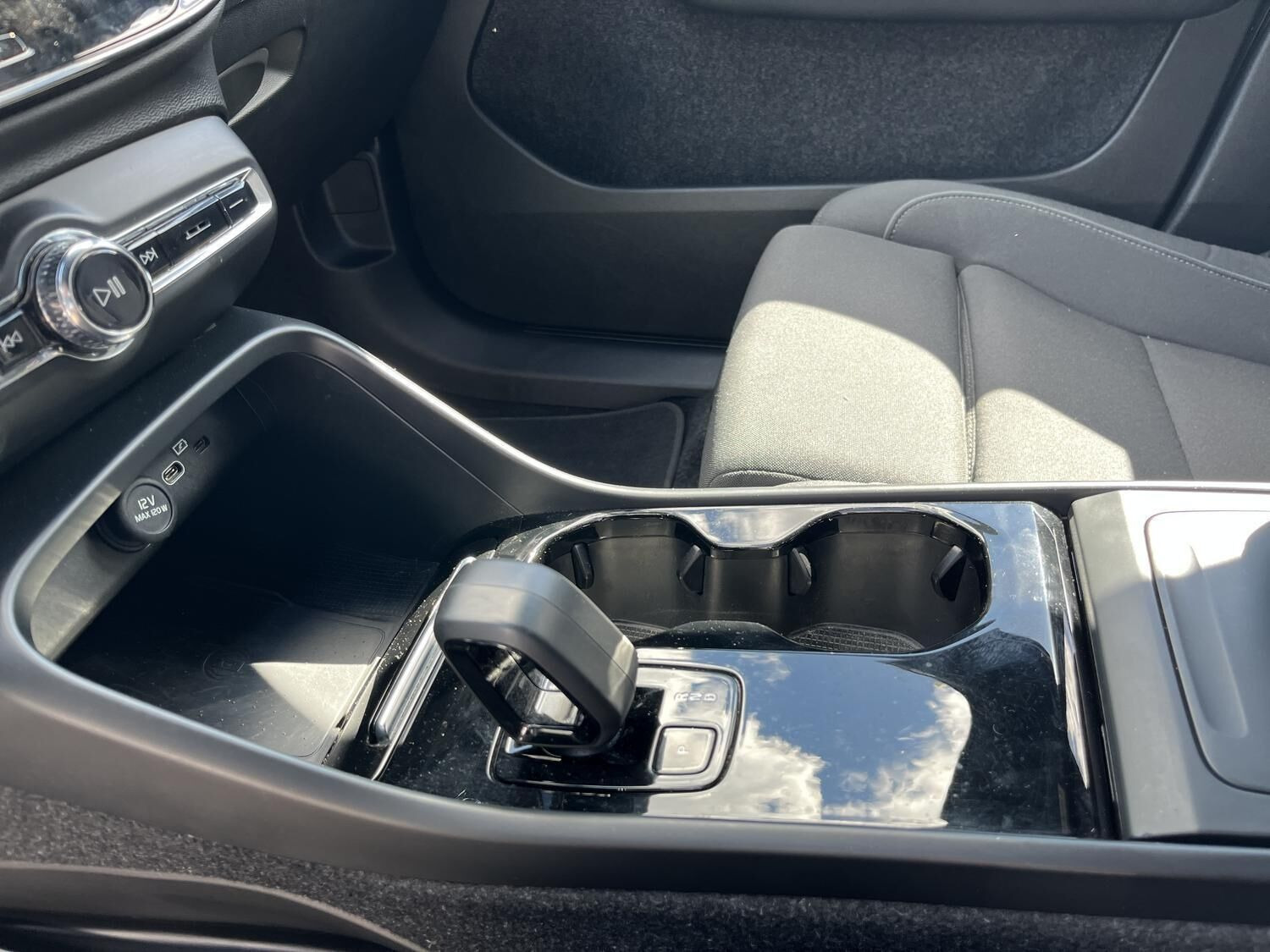 Sølv Volvo XC40 fra 2023
