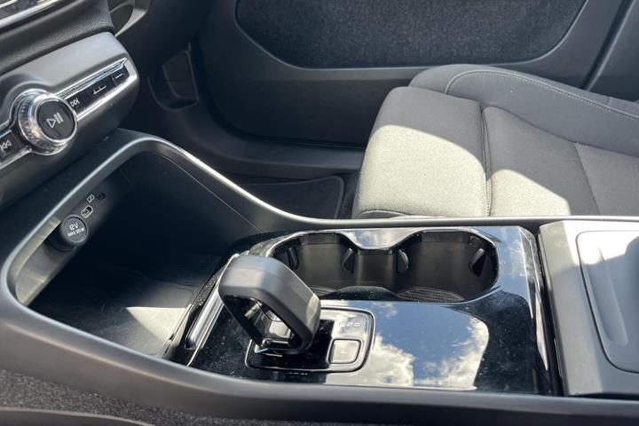 Sølv Volvo XC40 fra 2023