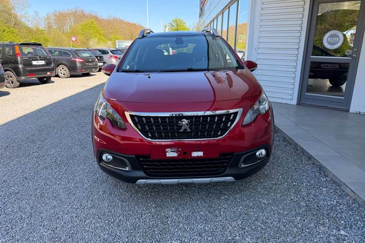 Rød Peugeot 2008 fra 2018