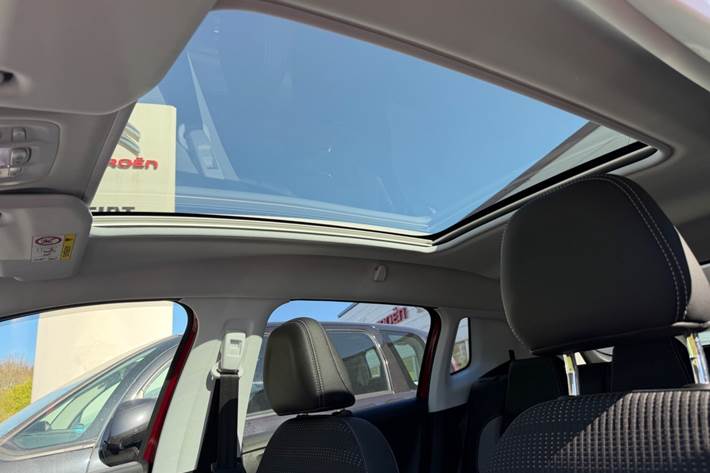 Rød Peugeot 2008 fra 2018