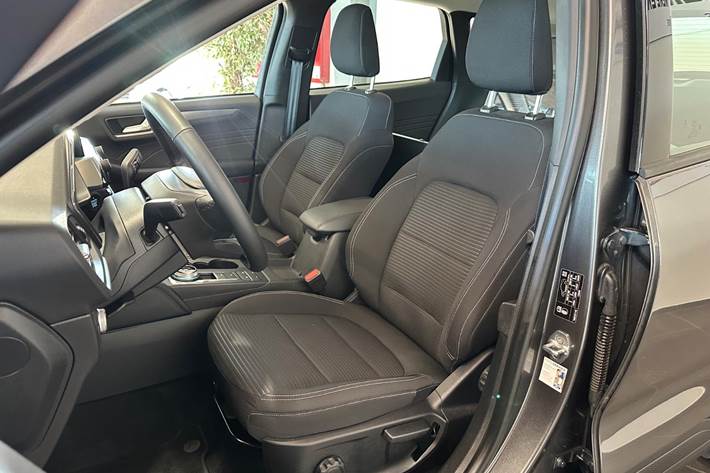 Grå Ford Kuga fra 2023