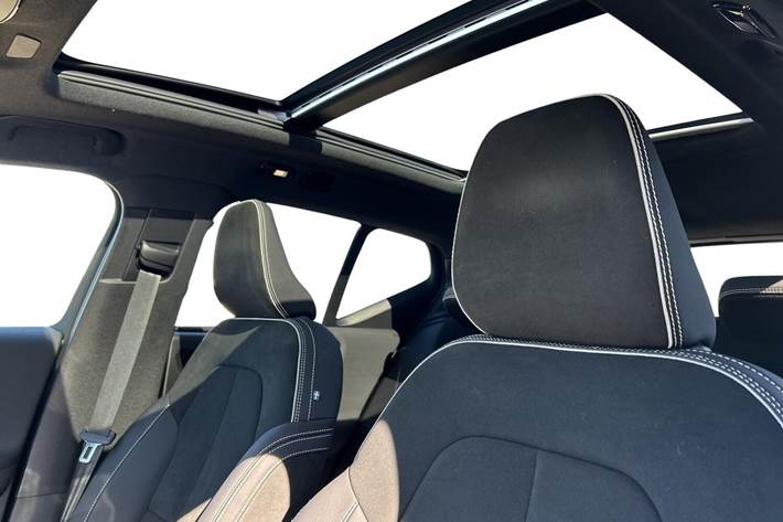 Blå Volvo XC40 fra 2022