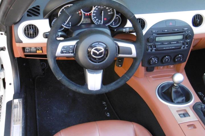 Beige Mazda MX-5 fra 2006