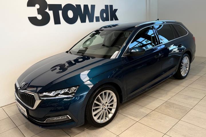 Blå Skoda Octavia fra 2021 set udefra