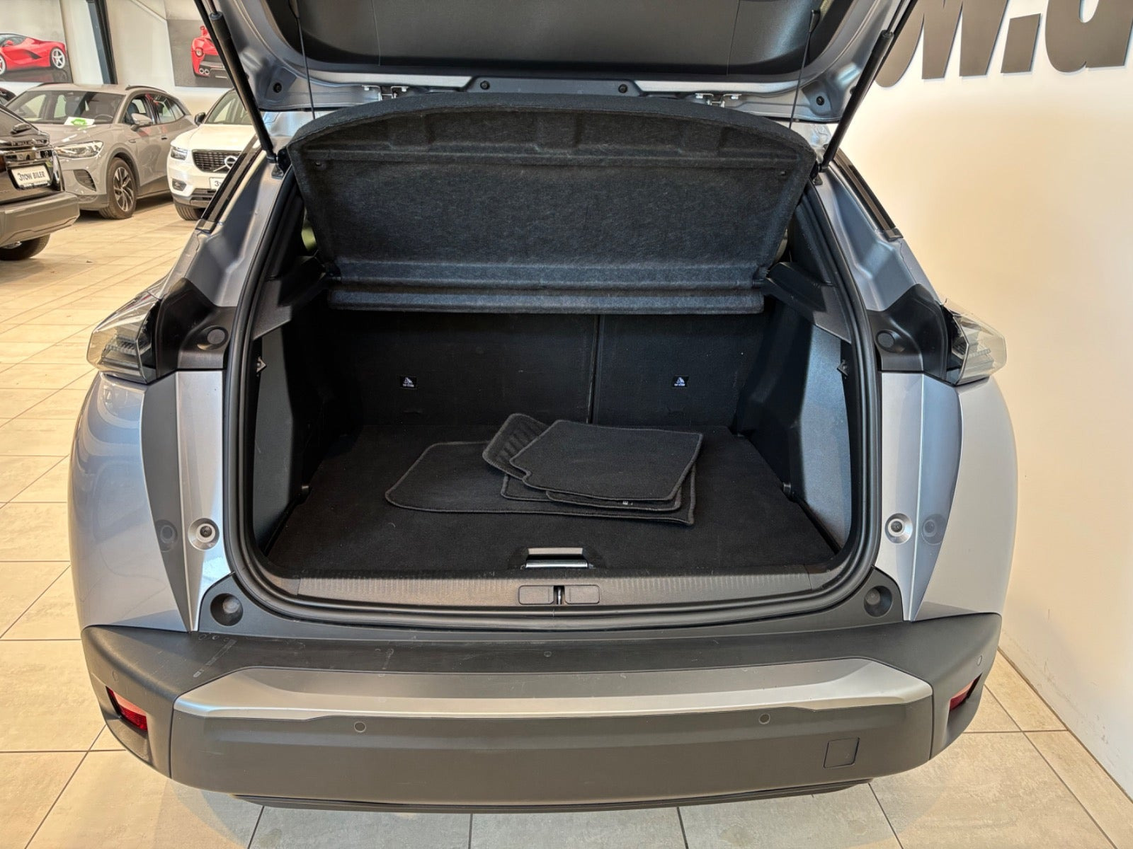 Sølv Peugeot e-2008 fra 2024
