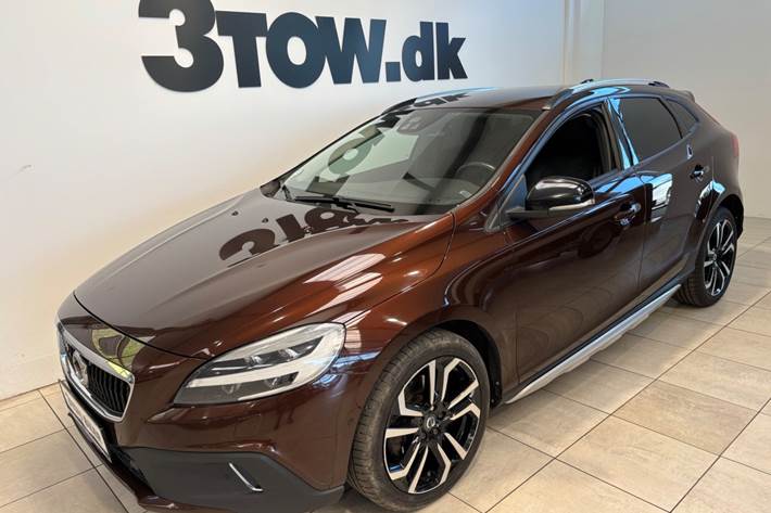 Brun Volvo V40 CC fra 2018