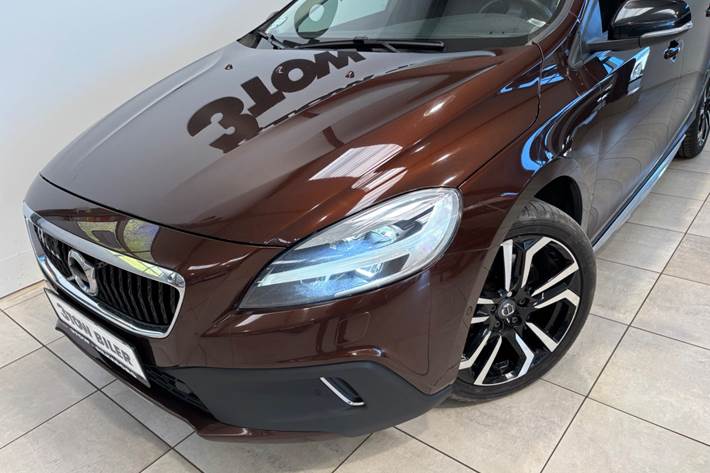 Brun Volvo V40 CC fra 2018