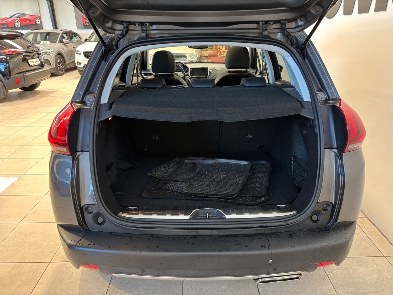 Grå Peugeot 2008 fra 2019