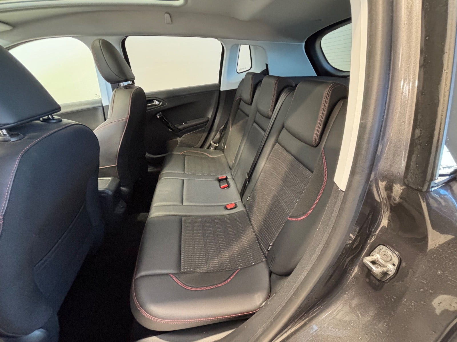 Grå Peugeot 2008 fra 2019