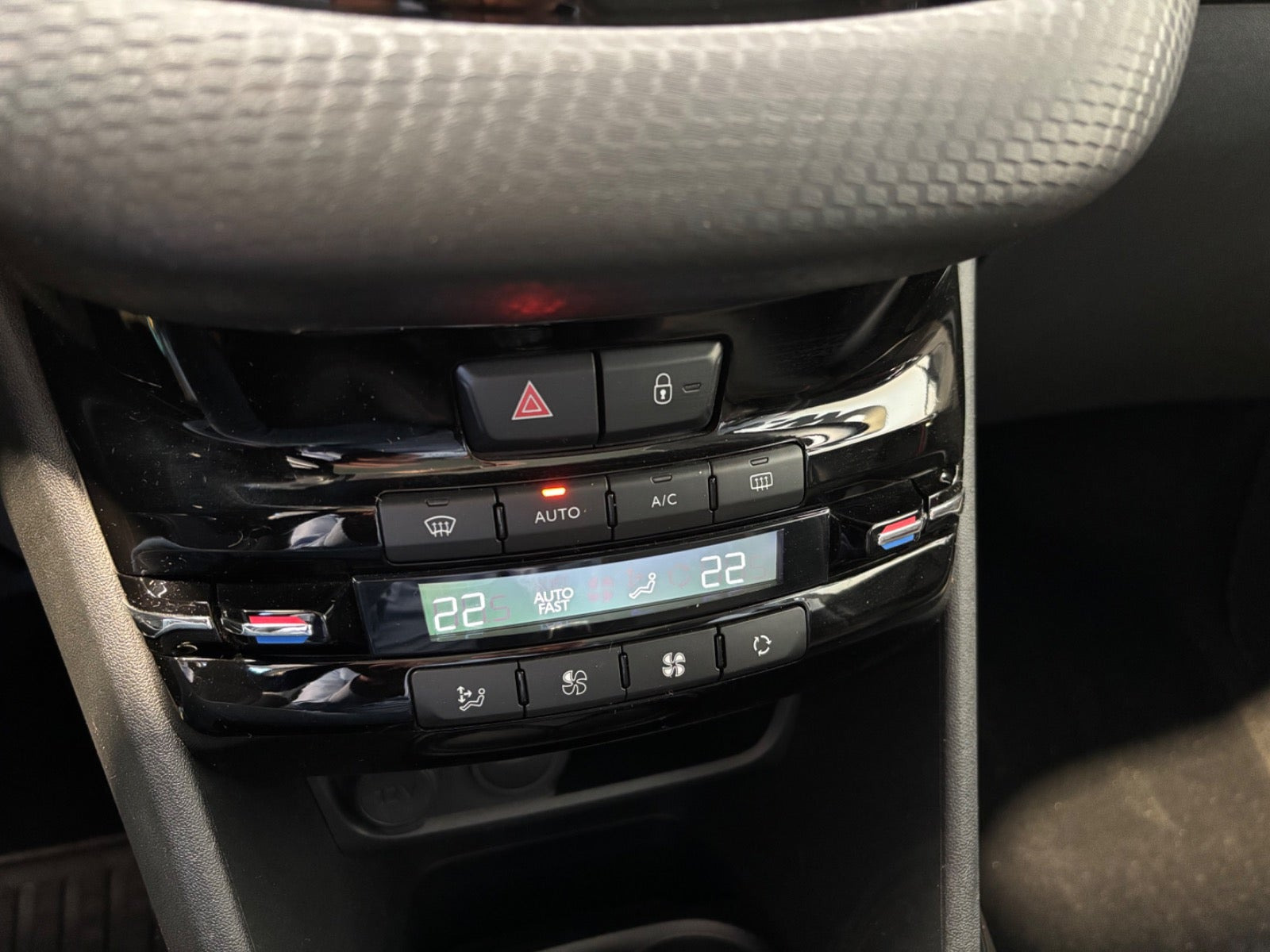 Grå Peugeot 2008 fra 2019