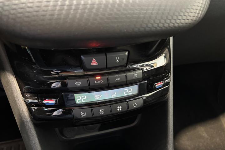 Grå Peugeot 2008 fra 2019