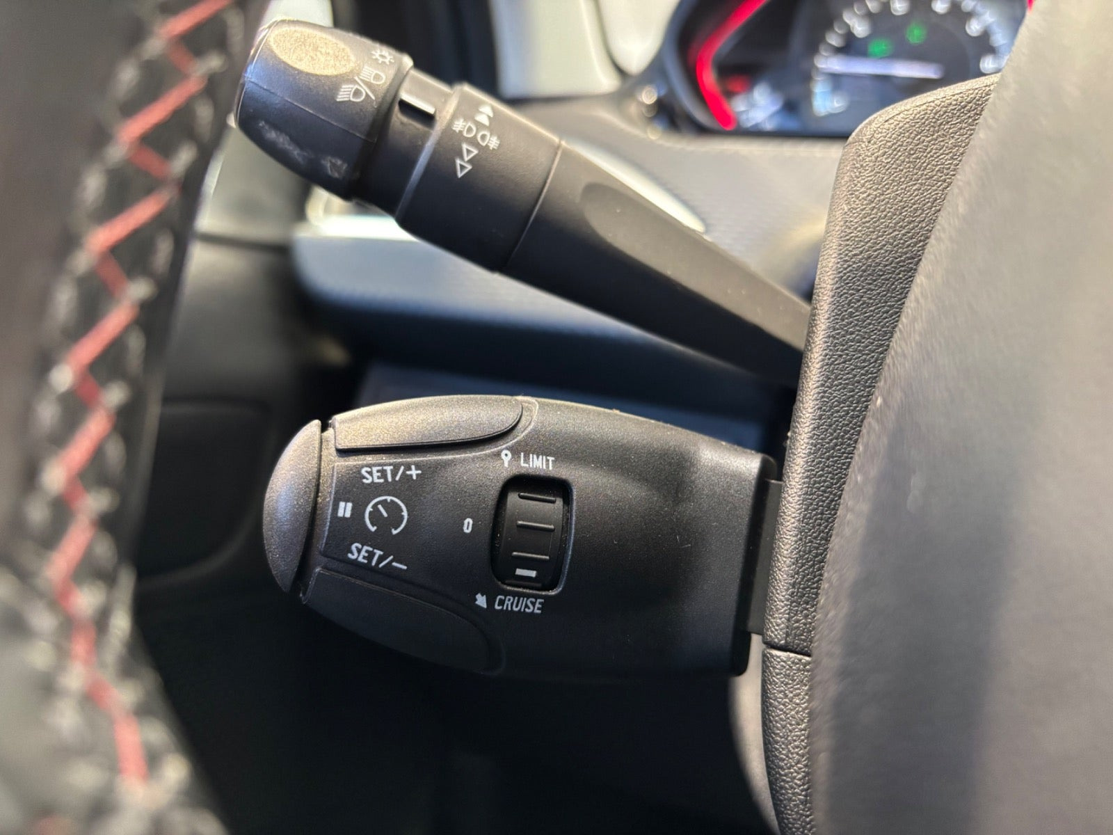 Grå Peugeot 2008 fra 2019