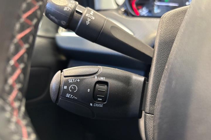 Grå Peugeot 2008 fra 2019