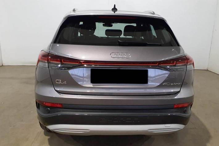 Grå Audi Q4 e-tron fra 2023