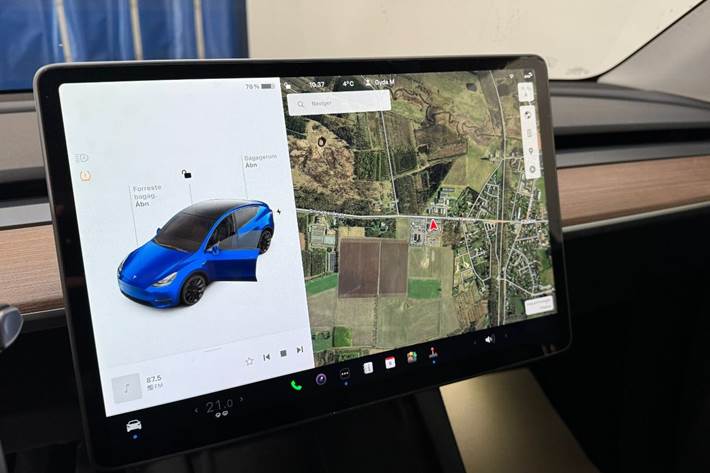 Blå Tesla Model Y fra 2024