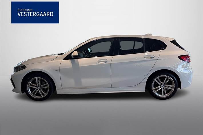 Hvid BMW 118i fra 2022