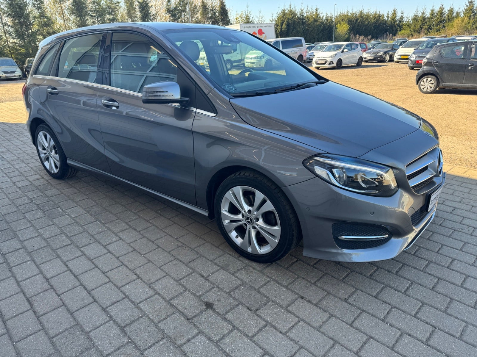Grå Mercedes B180 fra 2018