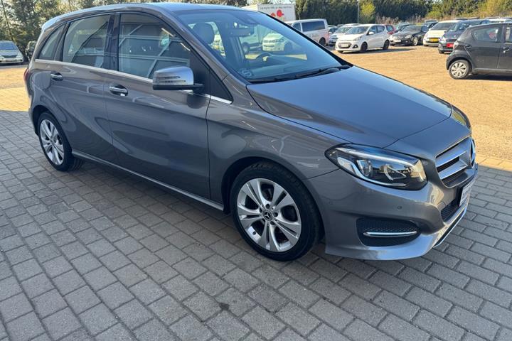Grå Mercedes B180 fra 2018