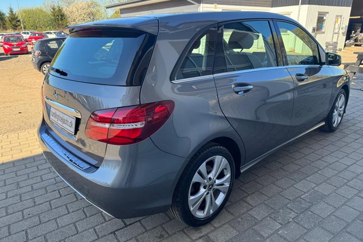Grå Mercedes B180 fra 2018