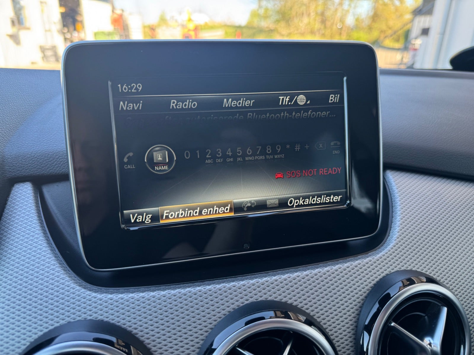 Grå Mercedes B180 fra 2018