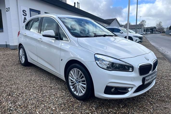 Hvid BMW 225xe fra 2018 set udefra