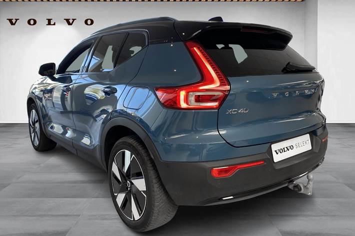 Blå Volvo XC40 fra 2024