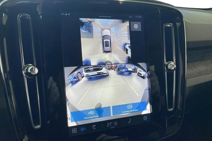 Blå Volvo XC40 fra 2024