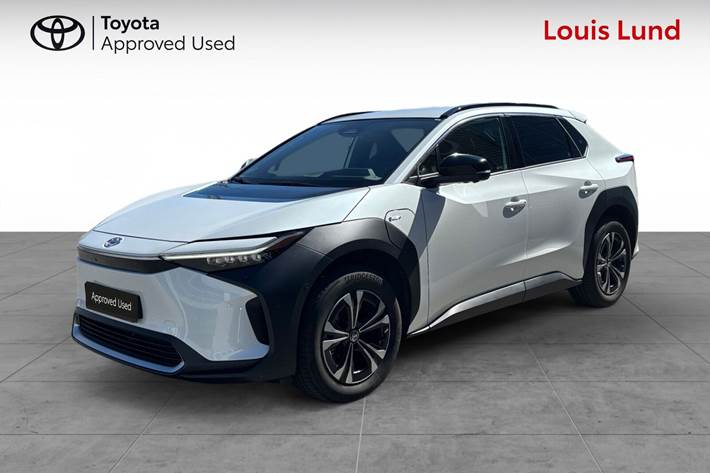 Hvid Toyota BZ4X fra 2025 set udefra