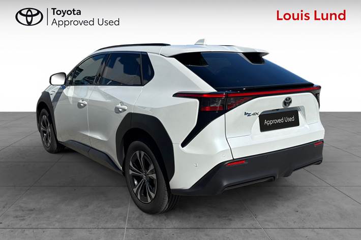 Hvid Toyota BZ4X fra 2025