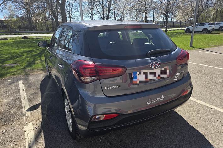 Grå Hyundai i20 fra 2019