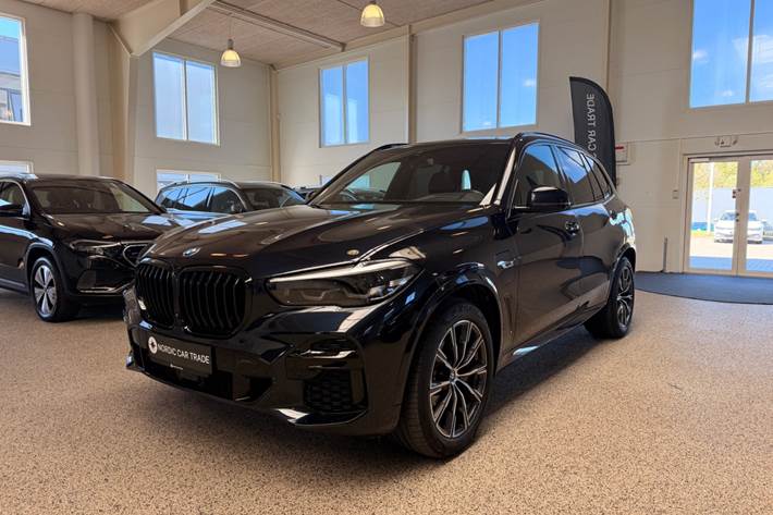 Sort BMW X5 fra 2021 set udefra