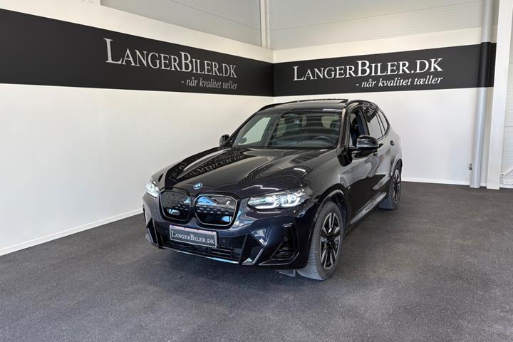 Blå BMW iX3 fra 2023 set udefra