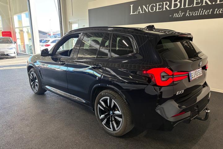 Blå BMW iX3 fra 2023