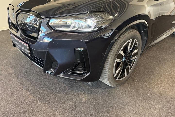 Blå BMW iX3 fra 2023