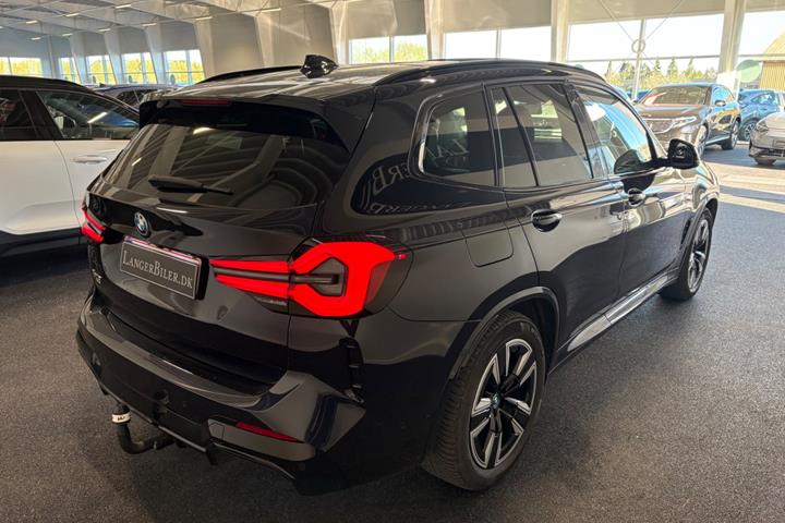 Blå BMW iX3 fra 2023