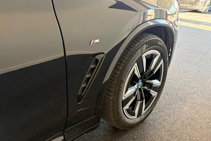 Blå BMW iX3 fra 2023
