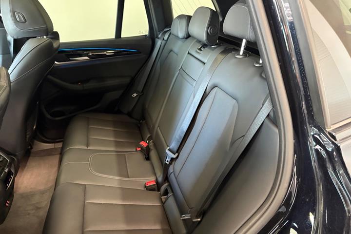 Blå BMW iX3 fra 2023