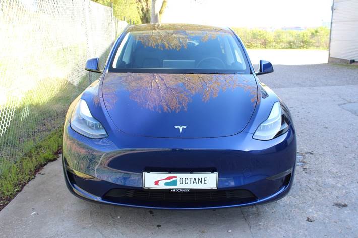 Blå Tesla Model Y fra 2023