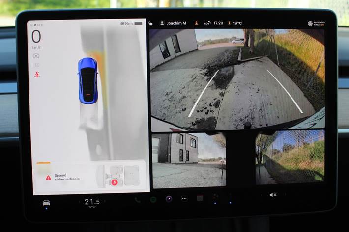 Blå Tesla Model Y fra 2023