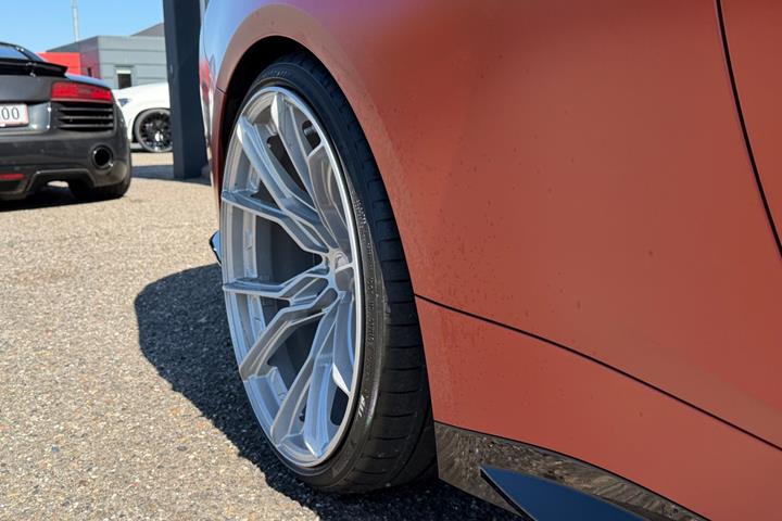 Orange BMW M4 fra 2021